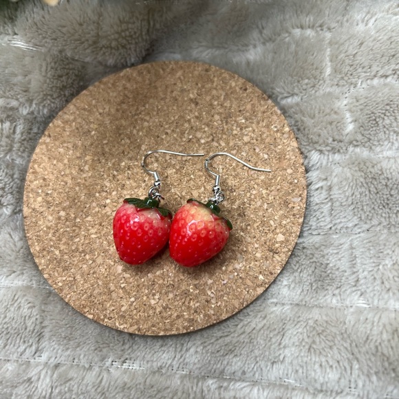Strawberry Dangle Earrings🍓 - Picture 1 of 4